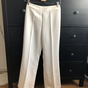 Zara kostymbyxor  - Fiiiiinaste kostymbyxorna från zara! Köpte här på Plick och blev så ledsen när jag såg de inte passade! Står storlek 36 men skulle säga de är mer 34. Köpte utav förra säljaren för ca 350 ink frakt. Säljer för 200 ink frakt
