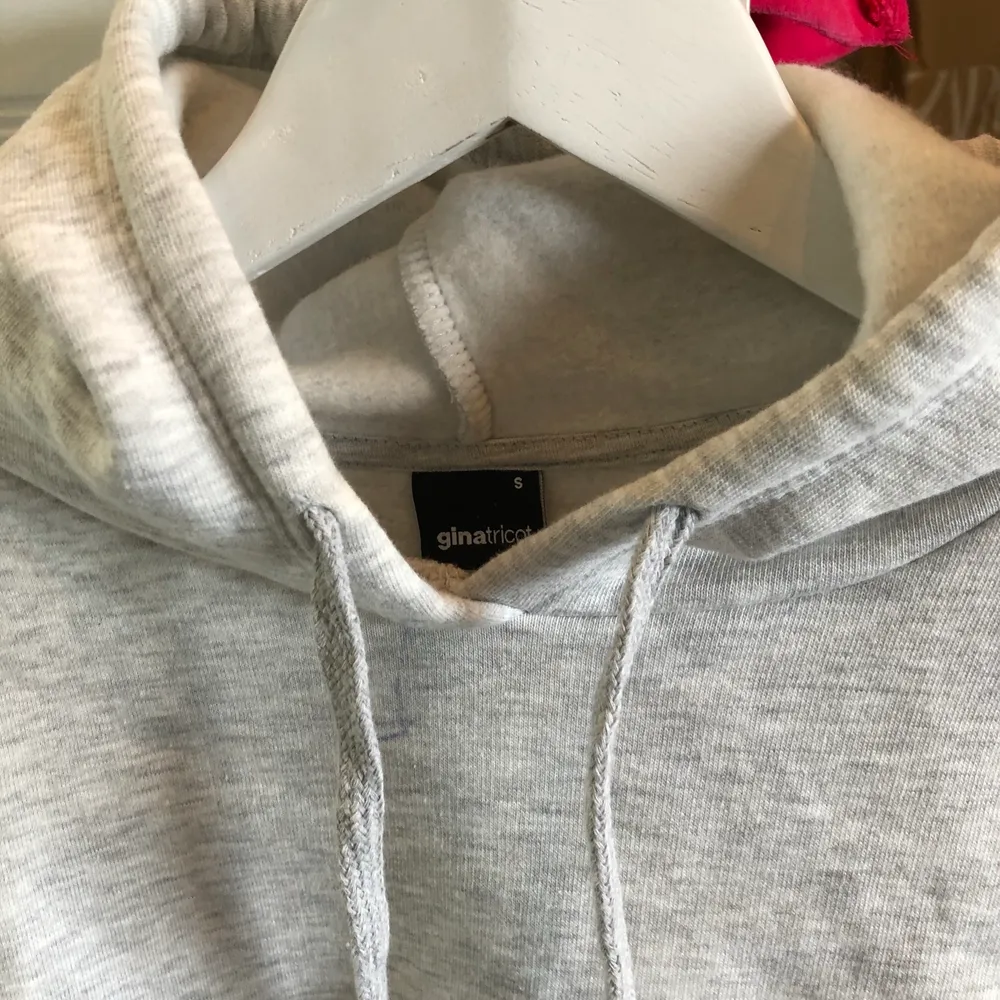 Grå hoodie från Gina Tricot storlek S! Använd 1 gång. . Tröjor & Koftor.