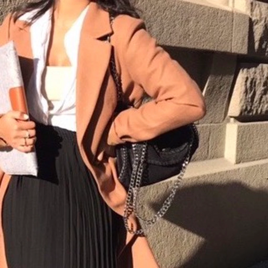 Svart väska med kedja