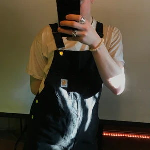 carhartt hängselbyxor - Hängselbyxor av Carhartt i storleken W32L32!!Frakt tillkommer på 63kr frakt: 63kr (postnord spårvart)  Dessa är enda bilderna som jag har på plagget! :)