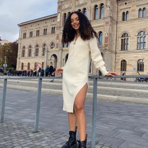 Stickad klänning  - Stickad klänning i off white, från H&M. Strl. 36/S