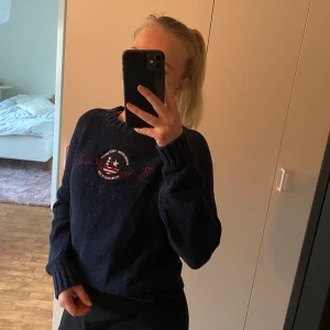 Stickad Bondelid tröja strl M - Marinblå stickad tröja, liten i storleken känns mer som en S än M, väldigt bra skick jag köpte den för fyra år sedan men använt den 3-4 gånger