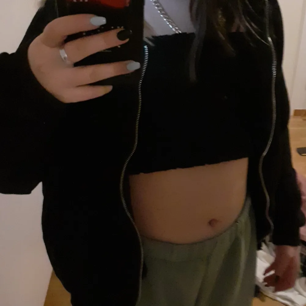 En svart crop top i bra skick har andvänts en fåtal gånger.🖤 Skriv till mig om du vill buda.👍 storleken är M men passar även dom som har S.. Toppar.