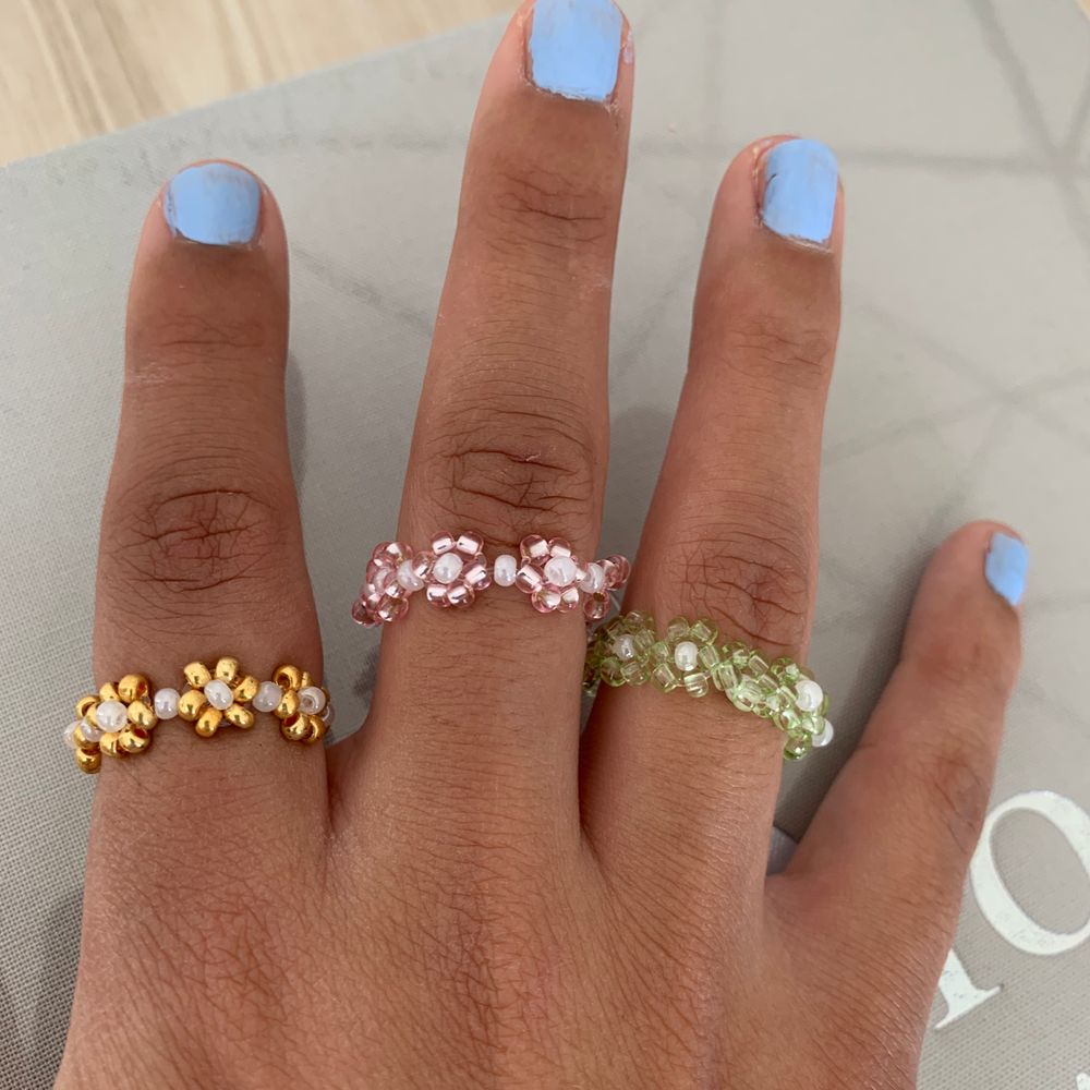 SĂ€ljer dessa tre blomm ringarđđ de Ă€r endast provade!đđž passar storleken Xs\S! Eftersom de Ă€r en elastisk trĂ„d Ă€r den hyffsat töjbar!đž gjorda av bra material! Köp en för 30kr eller alla tre för 80krđ€©đ€©hör av er vid frĂ„gor!! (Frakt tilllĂ€ggs 12kr) önskas annan storlek, hör av er sĂ„ fixar jag!âïžâïžFĂRST TILL KVARN!. Accessoarer.