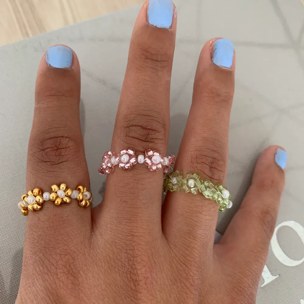 Säljer dessa tre blomm ringar💕💕 de är endast provade!💕🌸 passar storleken Xs\S! Eftersom de är en elastisk tråd är den hyffsat töjbar!🌸 gjorda av bra material! Köp en för 30kr eller alla tre för 80kr🤩🤩hör av er vid frågor!! (Frakt tillläggs 12kr) önskas annan storlek, hör av er så fixar jag!☀️☀️FÖRST TILL KVARN!. Accessoarer.