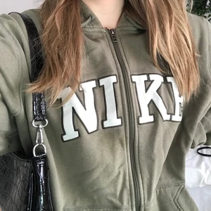 NIKE hoodie - Trendig Nike hoodie med dragkedja i storlek XL från killavdelningen. Passar alla mellan XS-XL beroende på hur man vill att den ska sitta💚🍀