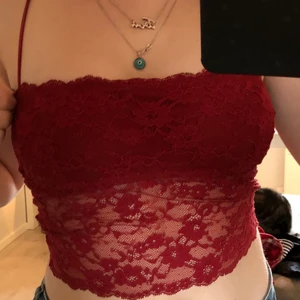 Rött spetslinne - Ett jättefint rött linne från HM, använt ett fåtal gånger. Säljes pga kommer inte till användning längre. Kan köpas för 100 inklusive frakt<3