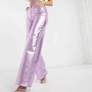 Metallic byxor  - Jättefina slutsålda byxor som aldrig är använda då de var för små för mig, från ASOS 💜 BUD från 50kr eller köp direkt för 400kr, budgivning avslutas SÖNDAG 20:00 💘
