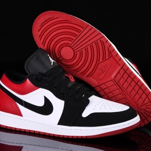 Jordan 1 low - Säljer ett par Jordan 1 low black toe. Strl:35 DS(endast testade) StockX pris:3k mitt pris:1600. Kom gärna med bud!