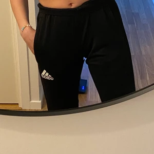 Adidas träninsbyxor  - Adidasbyxor 