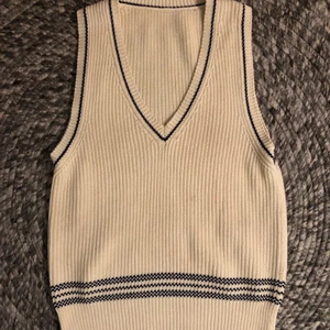 Väst - Skit fin väst i vit med blåa detaljer som passar typ M men även större beroende på hur man vill att den ska sitta. Frakt tillkommer!❤️🚚