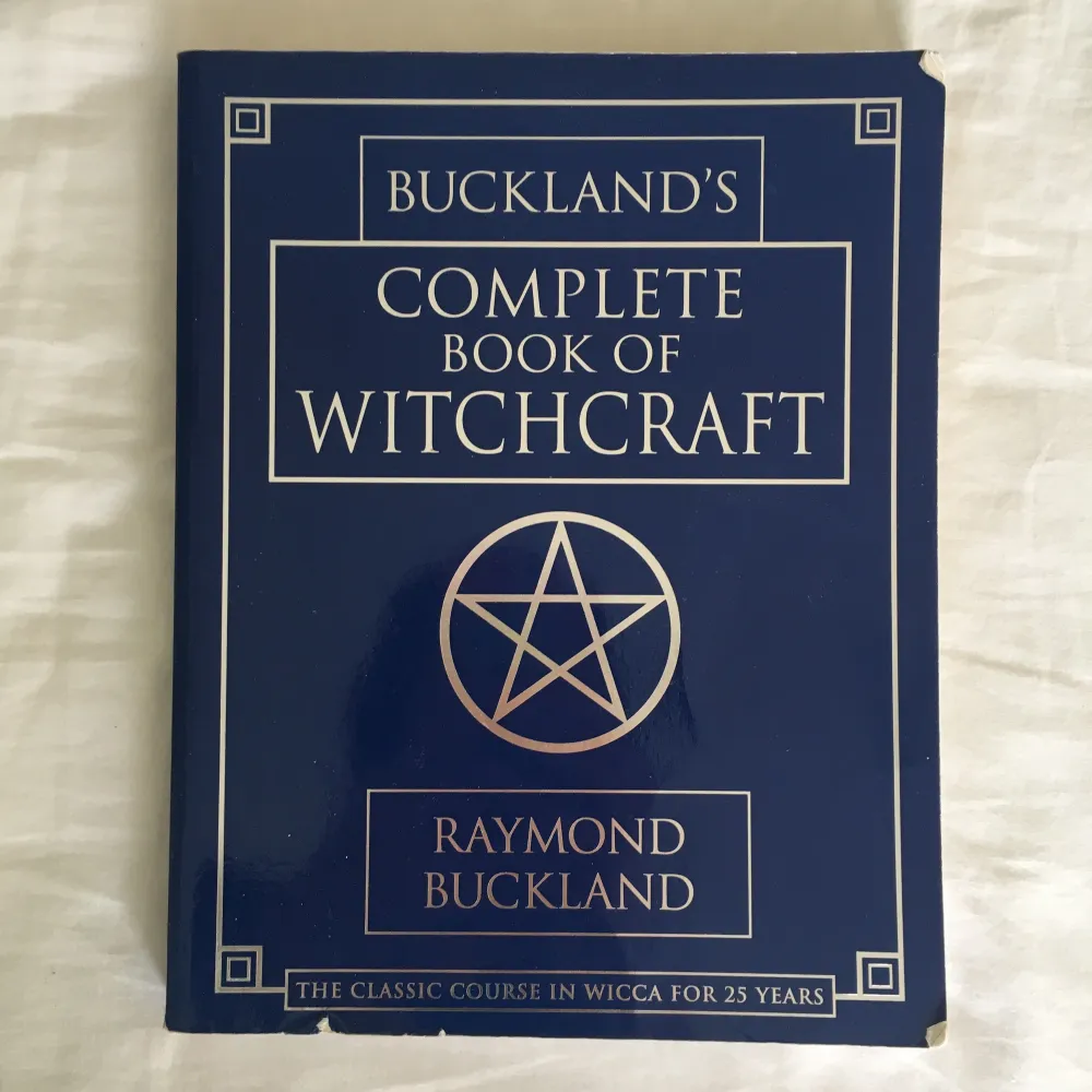 🚫 EJ FRAKT 🚫 Jättebra bok för dig som vill börja med witchcraft och/eller wicca. Även bra för dig som utövar att ha den här boken att basera din grimoire på. Jättefint skick med vackra illustrationer och är en av dem mest populära böckerna inom wicca och witchcraft. Rekommenderar den här boken till alla som vill bli eller är en witch!. Böcker.