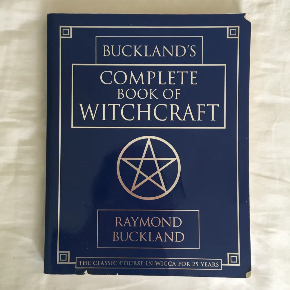 🚫 EJ FRAKT 🚫 Jättebra bok för dig som vill börja med witchcraft och/eller wicca. Även bra för dig som utövar att ha den här boken att basera din grimoire på. Jättefint skick med vackra illustrationer och är en av dem mest populära böckerna inom wicca och witchcraft. Rekommenderar den här boken till alla som vill bli eller är en witch!. Övrigt.