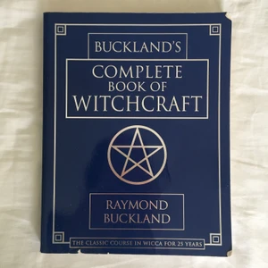 Book of Witchcraft - 🚫 EJ FRAKT 🚫 Jättebra bok för dig som vill börja med witchcraft och/eller wicca. Även bra för dig som utövar att ha den här boken att basera din grimoire på. Jättefint skick med vackra illustrationer och är en av dem mest populära böckerna inom wicca och witchcraft. Rekommenderar den här boken till alla som vill bli eller är en witch!