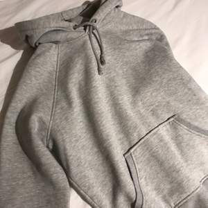 Säljer min gråa hoodie i st xs från bikbok 🤍 100kr eller högsta bud 🤗