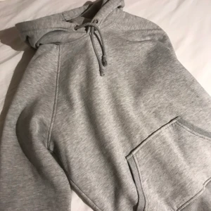 Grå hoodie från bikbok  - Säljer min gråa hoodie i st xs från bikbok 🤍 100kr eller högsta bud 🤗