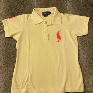 Gil polo t-shirt  - Använt endast två gånger. Den är i perfekt skick. Storlek M men passar även en S. Priset kan diskuteras.
