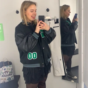 Varsity jacka  -  Köptes på bohoo, men är nu slutsåld. Köp direkt för 700kr + frakt 