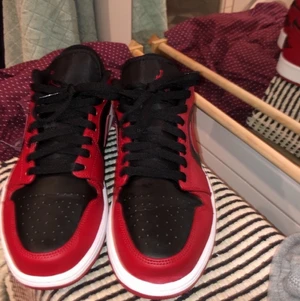 Jordan 1 low - Fina sommar skor, enkla att styla till outfits, andvända ental gånger.