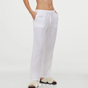 Linnebyxor i tvättat bomull!  - Super fina och super sköna linnebyxor, som är väldigt populärt just nu. Har en liten brun fläck som inte syns så mycket på det ena benet. Har inte använt de mer än 1-2 gånger då det inte är min stil riktigt. Kom med ett rimligt pris! 🤛🏽🖤💕