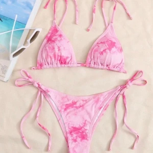 Bikini - Helt oanvänd och ej testad bikini från shein, säljer då jag råkade beställa dubbelt men sitter superfint!!💕💕 fler bilder går att fixa om det önskas!