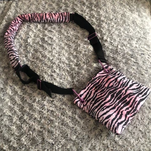 Supercool Kenzo väska! - Den här coola väskan är från sammarbetet mellan H&M och Kenzo, vilket betyder att den är designad av Kenzo men tillverkad av H&M.💕 Väskan är djurmönstrad, rosa. Jag har aldrig använt väskan, nyskick. Om flera vill ha den får ni buda i kommentarsfältet. Du står för frakt💘 Ni får pruta