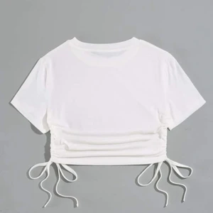 Dragsko tröja 🤍 - Enkel tröja från Shein med dragskor på sidan, fick dubbletter så säljer ena. Passar superfint till allting och man kan dra in & ut på sidan. Oanvänd såklart & shein påse medföljer. Gratis frakt 🤍