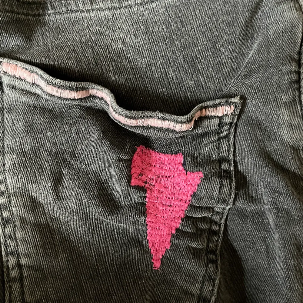 Säljer ett par gråa bootcut jeans från Gina tricot som jag broderat på själv! Hör av dig för mer bilder😁. Jeans & Byxor.