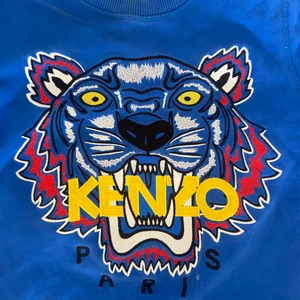 Kenzo tröja 💙 - Unik kenzo tröja i storlek xs tajt passform , inte mycket använd fint skick💙 nypris 2000kr, mitt pris är 450 kr men självklart diskuterbart✨✨(tvättas innan den skickas)