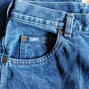 Lee jeans  - Ett par vintage jeans ifrån Lee. Tyvärr för små för mig, därför har jag ingen bild på. Passar 36-38. Hög midja och raka i benen.