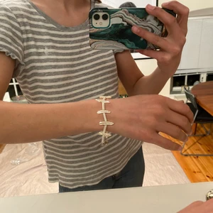 Armband - Helt nytt armband som aldrig är använt från Desert Design! Riktig pärlemor, har en likadan annons om man vill ha två likadana! Hör av er vid frågor eller funderingar! Köparen står för frakt 