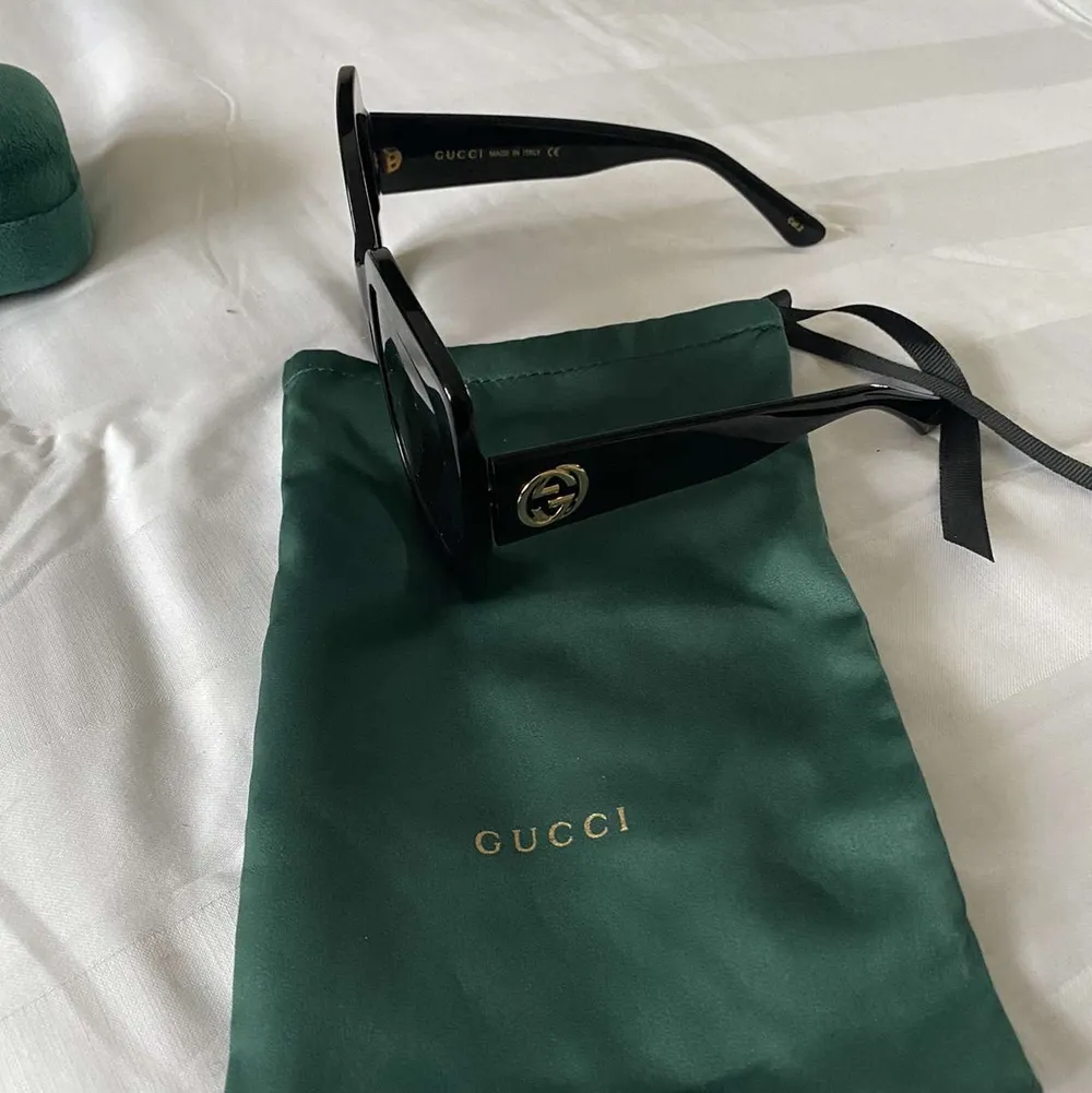 Helt nya, oanvända solglasögon från Gucci. Orginalpris 3000kr 💛BUDA i kommentarerna eller privat! Köp direkt för 1500. Accessoarer.