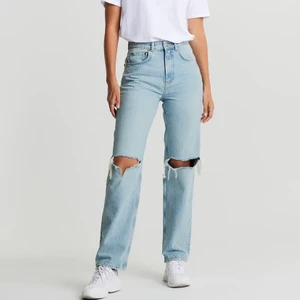 Gina tricot jeans - Säljer mina as coola jeans som tyvärr inte längre kommer till användning, storlek 36, skriv själva vilket pris ni är villiga att ge för dem! Mitt förslag är 300kr ❤️