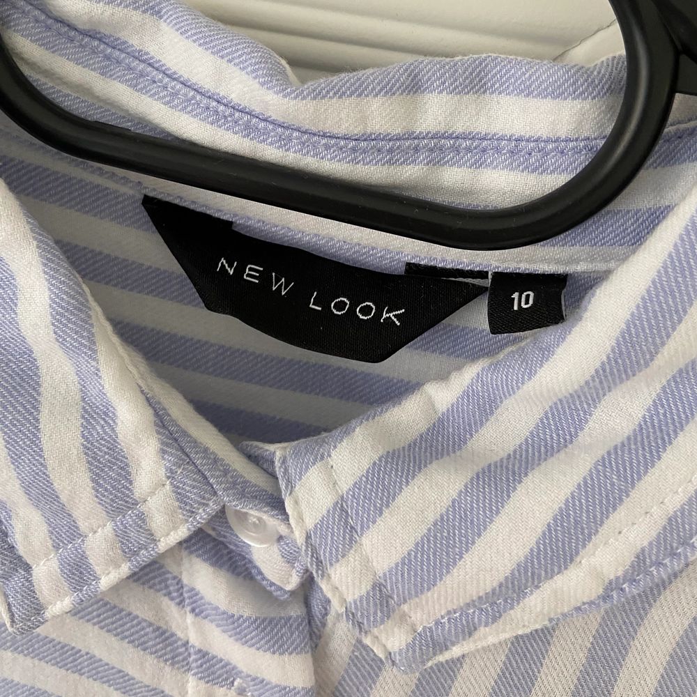 Cool randig skjorta från New Look. Ränderna är på olika håll och en ficka fram. Använd en handfull gånger så i fint skick! . Skjortor.