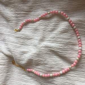 Jättefint rosa och vitt pärlhalsband. sitter ganska nära halsen, säljer då jag inte fått någon annvändning ur det🤍
