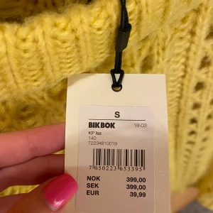 Bikbok stickad tröja, stl S - ♥️ Helt ny stickad tröja från märket Bikbok. Prislappen sitter kvar, ord. pris 399kr. Frakt tillkommer. ♥️