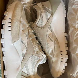 Oanvända Reebok legacy sneakers  - Snygga helt nya Reebok sneakers (lapp och skokartong kvar) som tyvärr var i fel storlek och gick inte att lämna tbx! Stl 39, nypris 999💓 kan tänka mig att gå ner i pris vid en snabb affär!