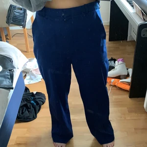 OVERSIZED VIDA MARINBLÅ BYXOR, &otherstories - Oversized fit marinblå byxor från &otherstories, säljes för att de inte kommer till användning. Byxorna är använda  men inte slitna, nypris 600kr säljes för 200 exklusive frakt. Storlek 42 men passar storlek 40 för en oversized look:) 