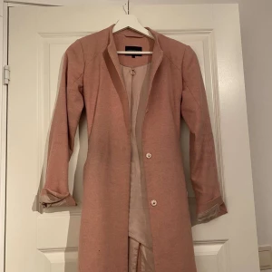 Stockh lm rosa kappa - jättetjock och fin kappa!! säljer pga för liten :(  nypris: 1499:- säljer för 299:-       kan behöva en kemtvätt därav alldeles för billigt pris ;)