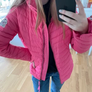 Vårjacka  - En vår jacka ifrån odd Molly. Aldrig använd endast testad. Den är i väldigt fint skick och är i storlek 2 (M). Om fler är intresserade blir det budgivning. Utgångspris 150 kr + frakt (45 kr) AKTULLET BUD: 150 kr