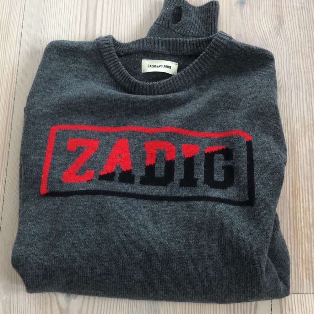 Säljer nu min fina zadig et voltaire stickade tröja. Köpte den för kanske 1000 spänn men kände att mitt bankkonto inte klarade av de hahaha. Istället för att betala 200 kr i returavgift tänkte jag att jag kunde se om något ville köpa den! Tröjan har inga skador, den är inte nopprig och inte använd (bilden ger den inte rättvisa). Tröjor & Koftor.