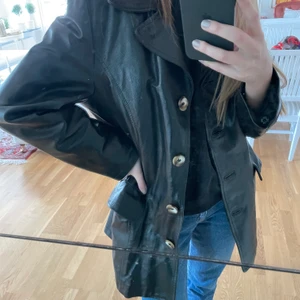 Cool skinnjacka  - Trendig jacka ifrån bleifrei. Jackan är i fint skick och är i äkta skinn. Den är i storlek i L men passar mig som är vanligtvis har storlek S, jackan blir oversize. Om fler är intresserade blir det budgivning. Utgångspris 250kr + frakt (79 kr) AKTUELLT BUD: 250 kr