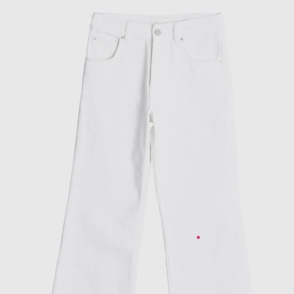 Vita supersnygga jeans i en kortare och rak modell. Använda men i fint skick. Är i storlek 36 men saknar stretch och kan därför upplevas lite mindre. Nypris: 599kr. Jeans & Byxor.