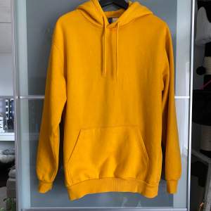 Gulorange hoodie från H&M. Köpt på herravdelningen pga ville ha en mer rak oversize, använd max 1-2 gånger. Katter finns i hemmet och köparen står för frakt!