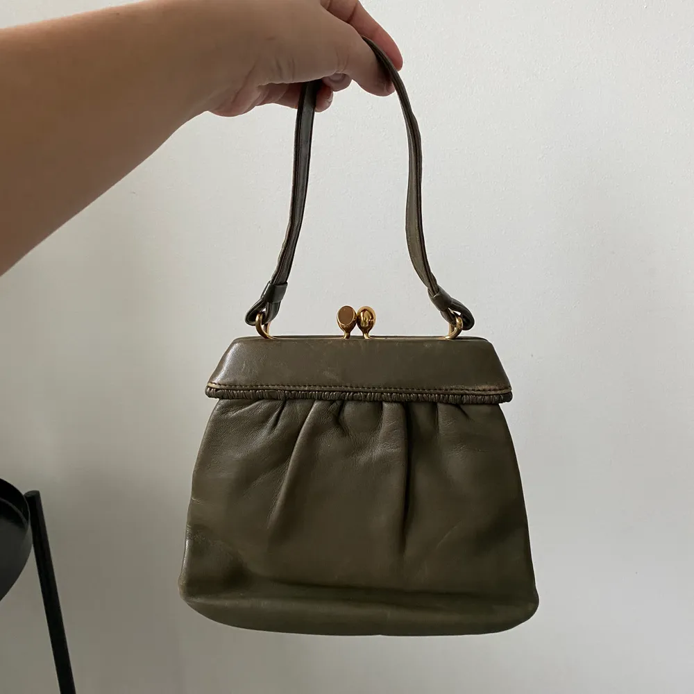 En tidlös olive grön handväska med nedgörande coin purse och spegel. Budgivning i kommentarerna vid stort intresse ☺️ pris: 150. Väskor.