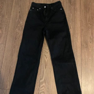 WEEKDAY byxor  - Svarta byxor ifrån WEEKDAY, dom är knappr använda så dom är i jättebra skick. Dom är högmidjade och går en bit över naveln. Modellen är ROWE. W = 25 L = 30. Köparen står för frakt som är 30kr😊