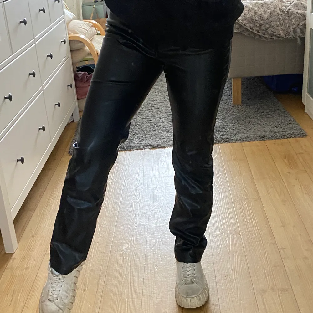Supersnygga raka skinnbyxor från weekday! Perfekt modell! Möts upp i Stockholm eller fraktar 💕😄. Jeans & Byxor.