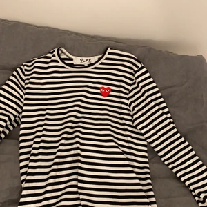 Comme des garcons longsleeve - Säljer min Comme des garcons longsleeve som är i fint skick.
