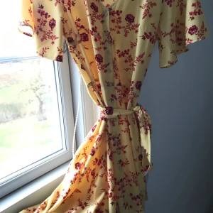 Somrig och fin klänning - Skön och fin sommarklänning i strl 34 men passar absolut en strl utan problem!  95kr elr högst bjudande🌸 köpare står för frakt.