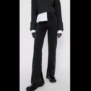 Zara jeans  - Grå/svarta zara jeans. Slutsålda på hemsidan. Är i storlek 32. Jag är 170 lång och byxorna är lite långa på mig. Har en slits nere vid fötterna. Jätte fina byxor men är tyvärr lite små på mig. Andvända 1-2 gånger. Nypris 359kr. Om många är intresserade buda gärna i kommentarerna.